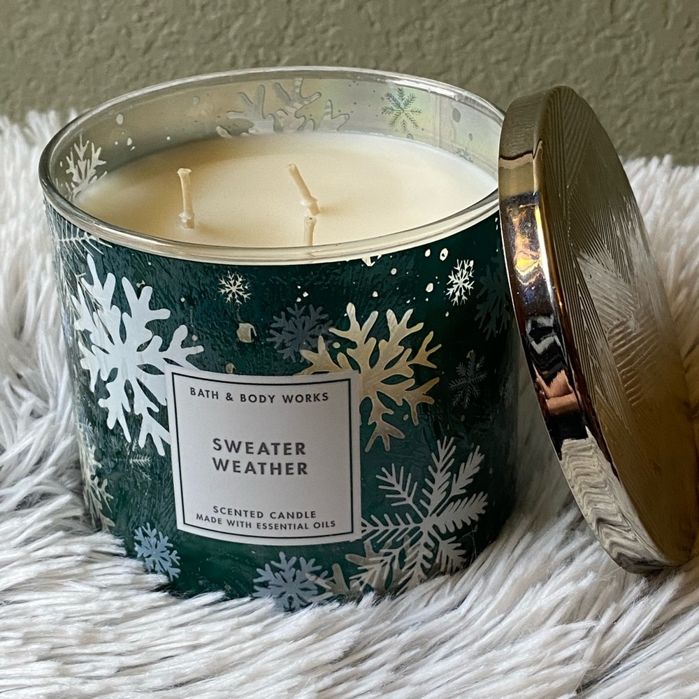 Bath and body works candle - Sweater Weather